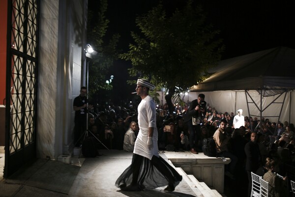 Εβδομάδα Μόδας: Τι φόρεσαν οι Αθηναίοι και τα στιλ στο catwalk του Ζαππείου