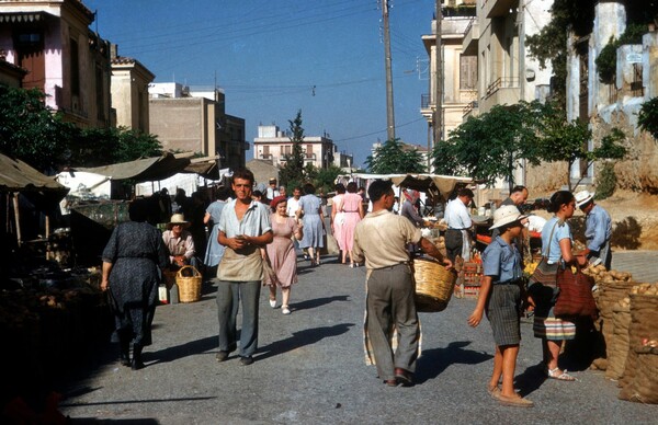 Απίστευτες έγχρωμες φωτογραφίες από την λαϊκή αγορά της Ξενοκράτους του 1950
