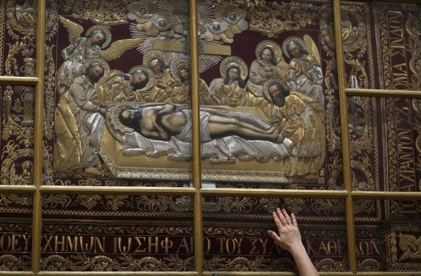 Έλληνες επιστήμονες αποκάλυψαν την «ταφική πλάκα του Ιησού» στο Ναό του Πανάγιου Τάφου