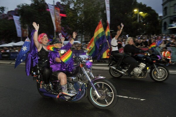 Xιλιάδες άνθρωποι γιόρτασαν την ελευθερία και τη διαφορετικότητα στο μεγαλειώδες Gay and Lesbian Mardi Gras του Σίδνεϊ