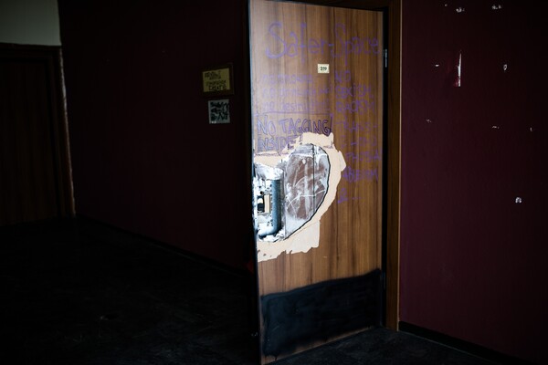 Γκράφιτι, σπασμένες πόρτες και ζημιές - Να πώς είναι το ΑΠΘ μετά το «No Border Camp»