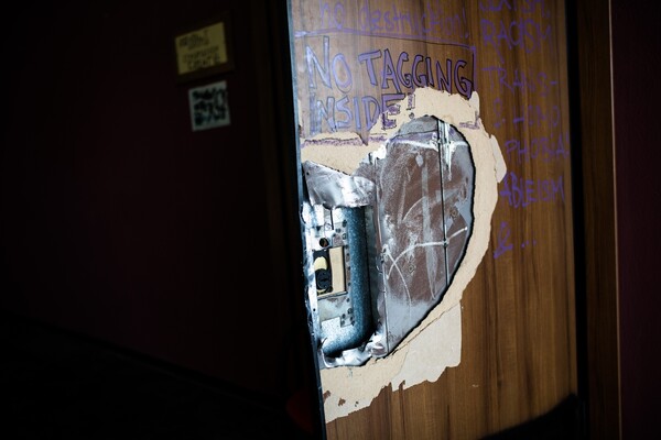 Γκράφιτι, σπασμένες πόρτες και ζημιές - Να πώς είναι το ΑΠΘ μετά το «No Border Camp»