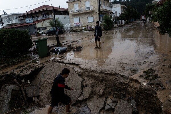 Εικόνες καταστροφής από τη Θεσσαλονίκη