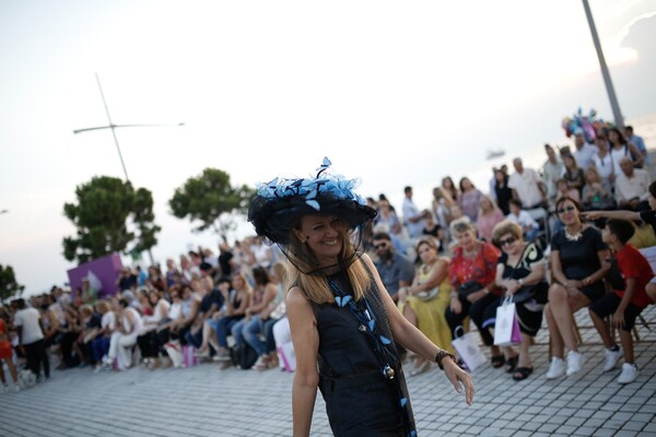 Ο Μπουτάρης σε ρόλο μοντέλου σε πασαρέλα στη Νέα Παραλία Θεσσαλονίκης