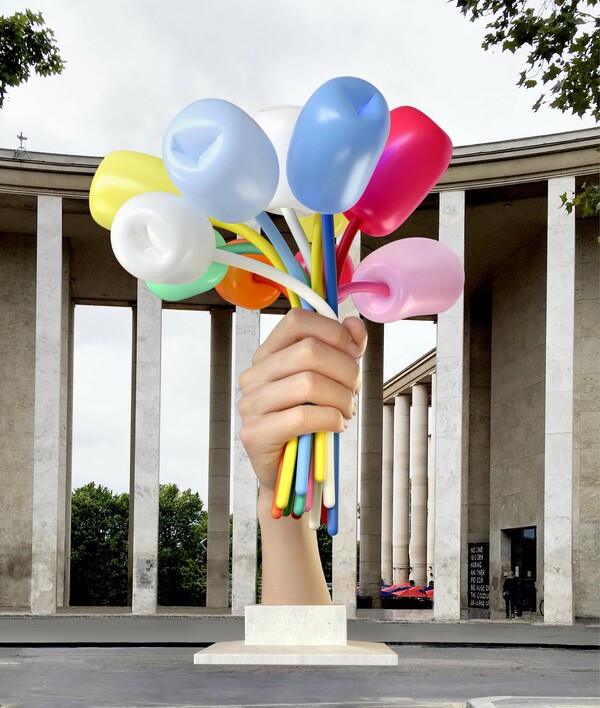 Ο Jeff Koons δωρίζει στο Παρίσι ένα επιβλητικό γλυπτό-σύμβολο για τα θύματα της τρομοκρατίας