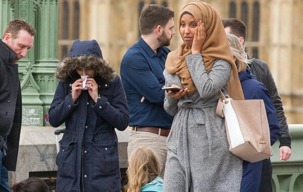Η αλήθεια για τη φωτογραφία με την «αδιάφορη» Μουσουλμάνα δίπλα από τραυματία της επίθεσης στο Λονδίνο