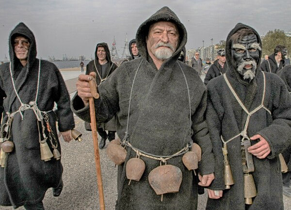 Η σημερινή πομπή των κωδωνοφόρων στην παραλία της Θεσσαλονίκης, μέσα από 10 φωτογραφίες