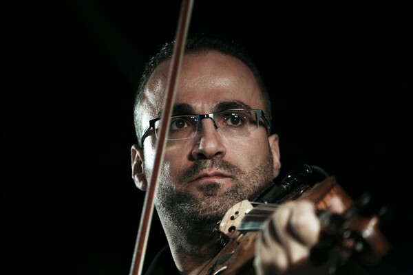 Νίκος Φάκαρος: Το πρώτο βιολί της Ικαρίας ξέρει γιατί η παραδοσιακή μουσική θα ζήσει για πάντα