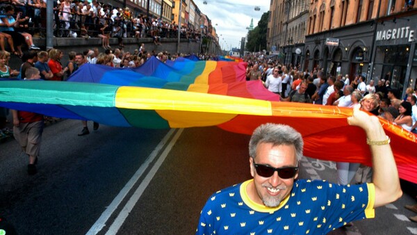 Πέθανε ο Γκίλμπερτ Μπέικερ, ο δημιουργός της πολύχρωμης σημαίας των ΛΟΑΤ