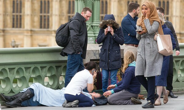 Η αλήθεια για τη φωτογραφία με την «αδιάφορη» Μουσουλμάνα δίπλα από τραυματία της επίθεσης στο Λονδίνο