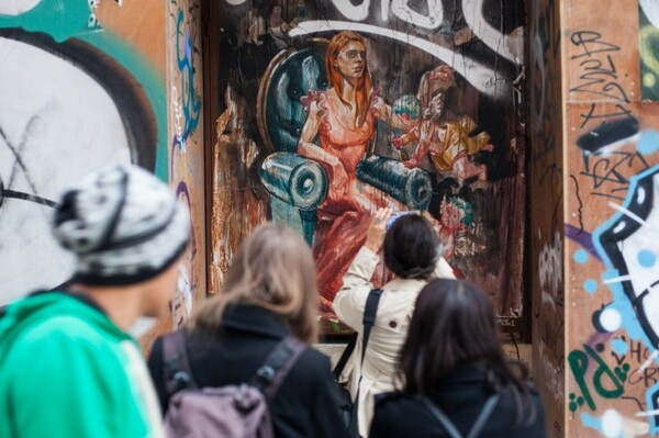 Ένα βράδυ με την ομάδα που συντηρεί τα έργα της street art της Αθήνας