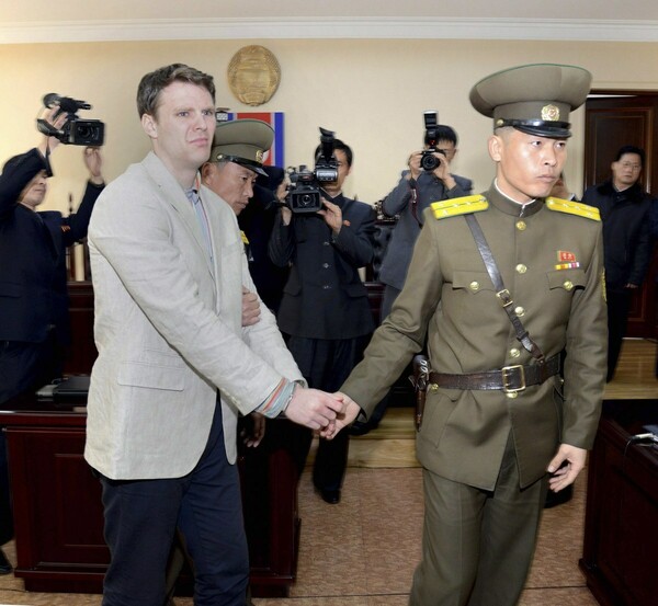 Επέστρεψε στις ΗΠΑ ο Αμερικανός φοιτητής που απελευθέρωσε η Βόρεια Κορέα
