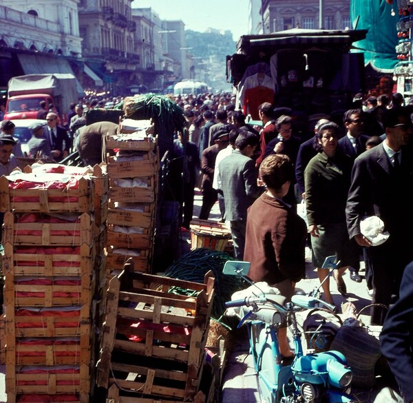 Συναρπαστικές έγχρωμες φωτογραφίες στους δρόμους της Αθήνας του 1966