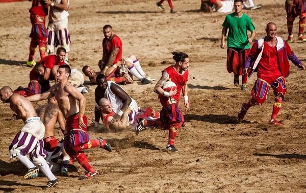 Calcio Storico: Ο πιο σκληρός και πρωτόγονος αγώνας του κόσμου γίνεται κάθε χρόνο στη Φλωρεντία