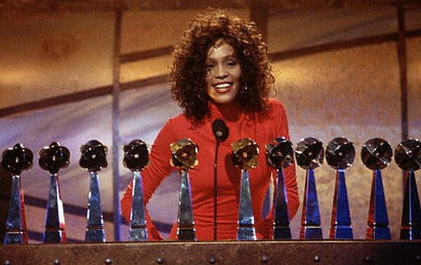 48 λόγοι που αγαπάμε ακόμα την Whitney Houston (όσα και τα χρόνια που πέρασε στον πλανήτη μας)