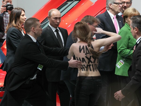 Έχετε δει ποτέ φωτογραφία του Βλαντίμιρ Πούτιν με γυναίκα;