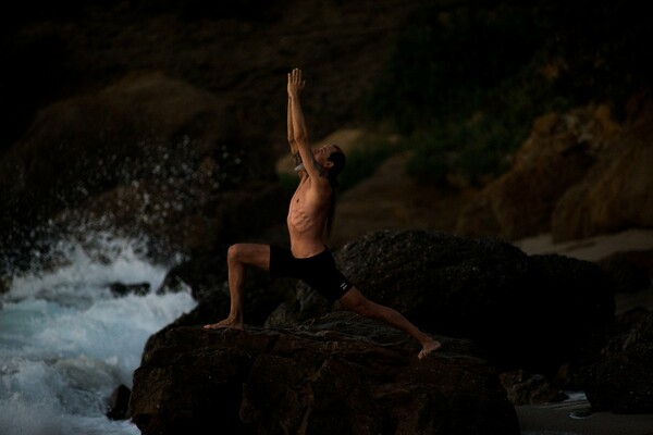 Sup, yoga και surf στη Μεσακτή της Ικαρίας