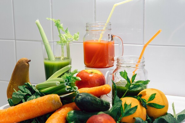 5 συνταγές για χυμούς με φρούτα και λαχανικά και tips για το σωστό juicing από τους ειδικούς