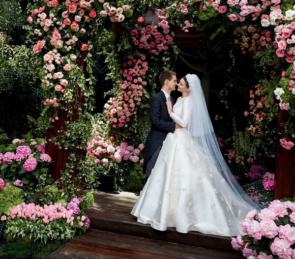 Οι πρώτες φωτογραφίες από τον μυστικό γάμο της Μιράντα Κερ με τον δισεκατομμυριούχο Έβαν Σπίγκελ