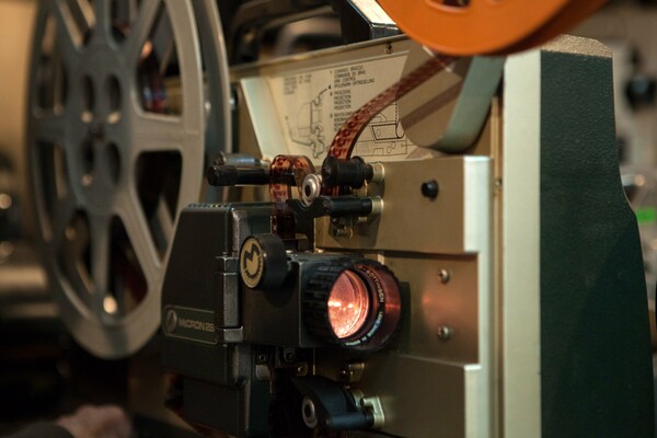 Στη μαγική και άγνωστη συλλογή κινηματογραφικών μηχανών του Δημήτρη Πιστιόλα
