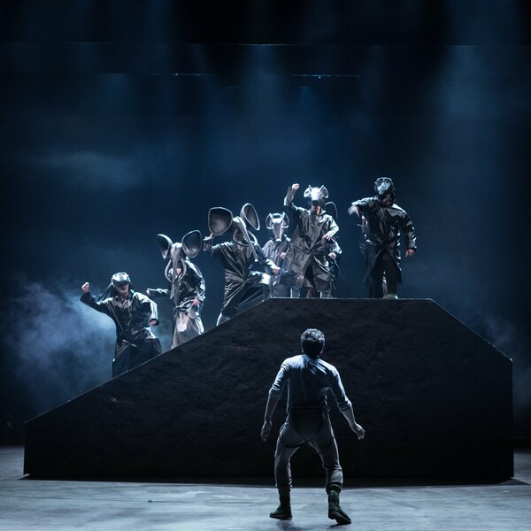 «Πέερ Γκυντ» στο Εθνικό Θέατρο: Παραμύθια του Ίψεν στην ομίχλη