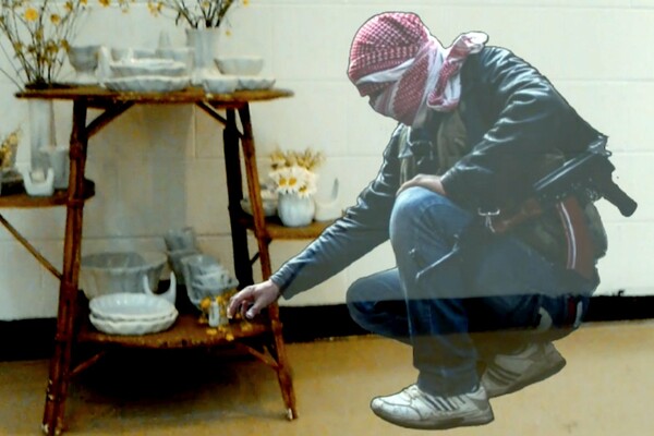 Τα φαντάσματα των θυμάτων της Συρίας επισκέπτονται το σαλόνι μας