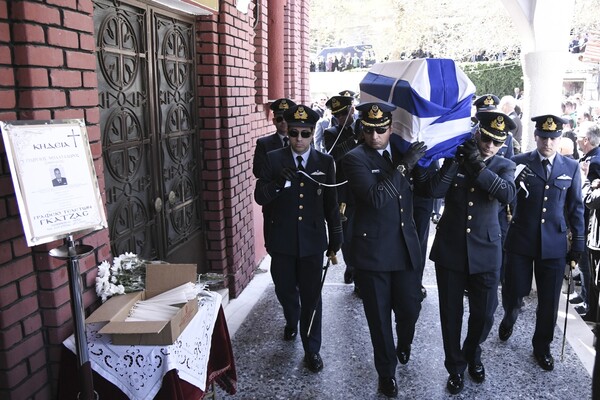 Με τιμές ήρωα κηδεύτηκε ο σμηναγός Γιώργος Μπαλταδώρος - Θρήνος στο τελευταίο αντίο (ΦΩΤΟΓΡΑΦΙΕΣ)