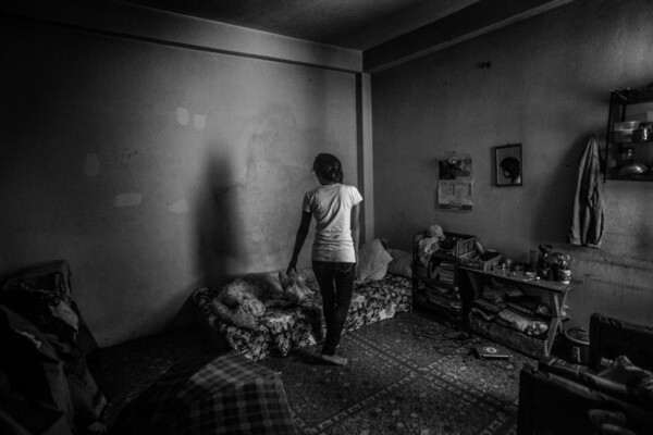 Η φωτογράφος που καταγράφει τη φρίκη του human trafficking μιλά στο LIFO.gr