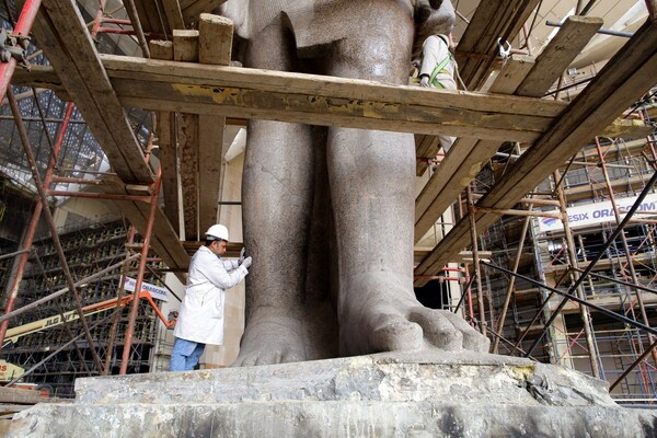 O μεγαλοπρεπής, γιγαντιαίος Φαραώ ετοιμάζεται για τη νέα του θέση στο στολίδι της Αιγύπτου