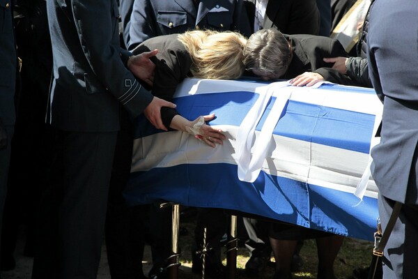 Με τιμές ήρωα κηδεύτηκε ο σμηναγός Γιώργος Μπαλταδώρος - Θρήνος στο τελευταίο αντίο (ΦΩΤΟΓΡΑΦΙΕΣ)
