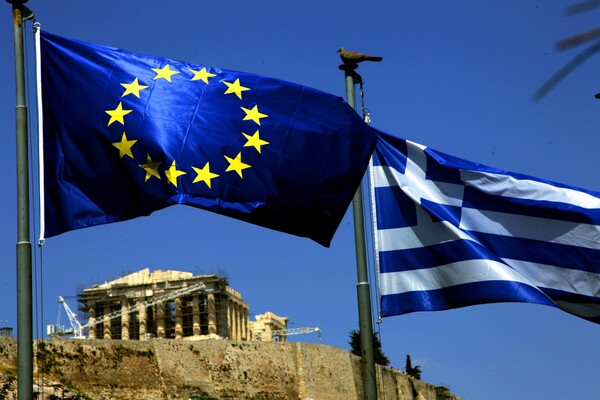 WSJ: «Φως στο τούνελ» για την Ελλάδα αλλά έχει ακόμη δρόμο για να βγει από τη μνημονιακή εποχή