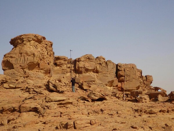 Σπάνια ανάγλυφα με καμήλες ηλικίας 2.000 ετών, βρέθηκαν στην καρδιά της ερήμου της Σαουδικής Αραβίας