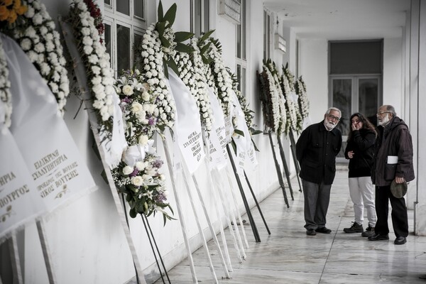 Συντετριμμένος ο Τσίπρας στην κηδεία του Θοδωρή Μιχόπουλου - Πλήθος κόσμου και πολιτικοί στον Α' Νεκροταφείο