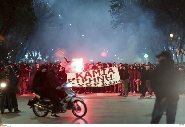 Χιλιάδες οπαδοί του ΠΑΟΚ διαδηλώνουν στη Θεσσαλονίκη