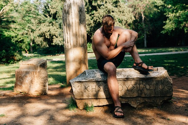 Ο γκέι πορνοστάρ, μπλόγκερ και καλλιτέχνης Κόλμπι Κέλερ στον Εθνικό Κήπο