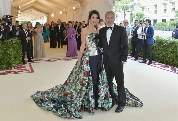 Παρασκήνιο από Met - Η Αμάλ Αλαμουντίν έχει εξοργίσει τον Τom Ford και την Vogue με το φόρεμά της