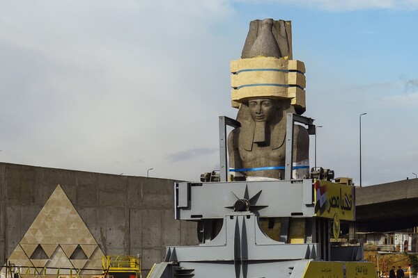 O μεγαλοπρεπής, γιγαντιαίος Φαραώ ετοιμάζεται για τη νέα του θέση στο στολίδι της Αιγύπτου