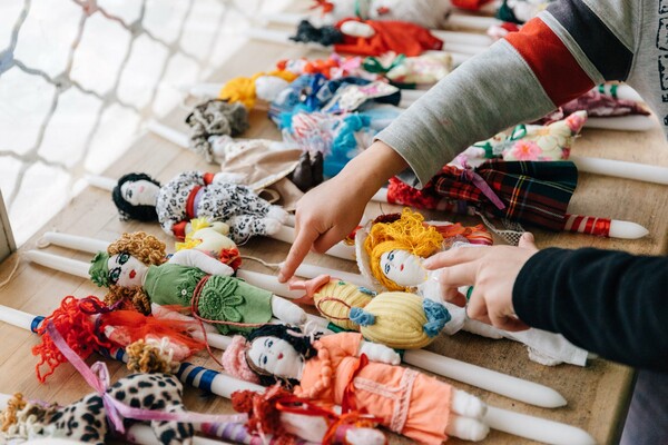 Οι χειροποίητες κούκλες που φτιάχνουν στη Φυλακή Γυναικών Θήβας γίνονται όμορφες λαμπάδες