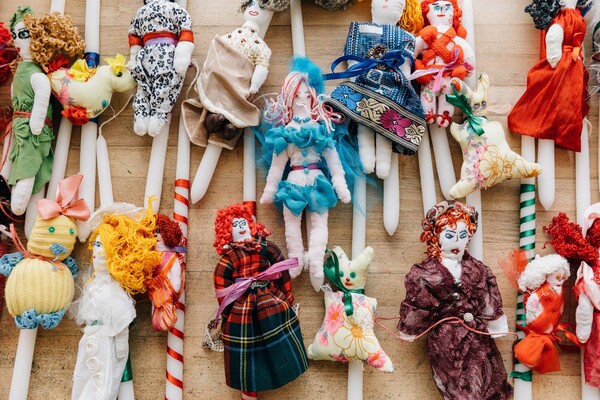 Οι χειροποίητες κούκλες που φτιάχνουν στη Φυλακή Γυναικών Θήβας γίνονται όμορφες λαμπάδες