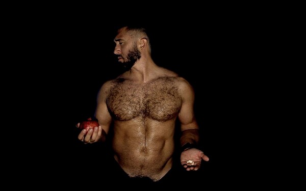 Η νομαδική ζωή του Ισπανού queer καλλιτέχνη Castro περνάει από την Αθήνα (NSFW)