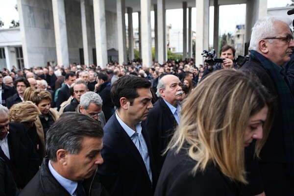 Συντετριμμένος ο Τσίπρας στην κηδεία του Θοδωρή Μιχόπουλου - Πλήθος κόσμου και πολιτικοί στον Α' Νεκροταφείο