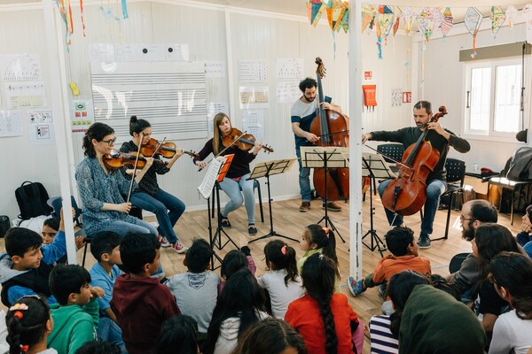 Η μαγεία της μουσικής: Παίζοντας την Κάρμεν στα προσφυγόπουλα του Σκαραμαγκά