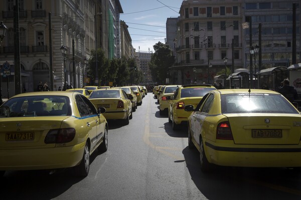 Έφοδος της Τροχαίας στα ταξί του κέντρου της Αθήνας - Δεκάδες παραβιάσεις σε δυο μέρες