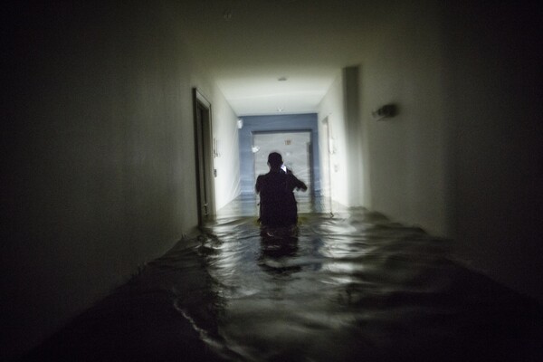 Ψάχνοντας επιζώντες σε ένα πλημμυρισμένο διαμέρισμα