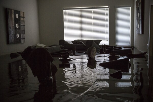 Ψάχνοντας επιζώντες σε ένα πλημμυρισμένο διαμέρισμα