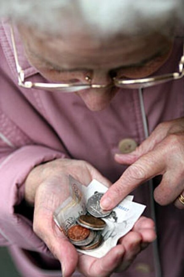Μέσο μηνιαίο εισόδημα συνταξιούχου: 921,19 ευρώ