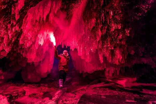 Εξερευνώντας ένα παγωμένο σπήλαιο στη Σιβηρία