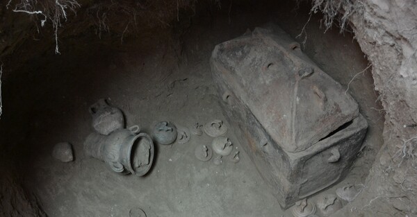 Κρήτη: Στο φως περίτεχνος αρχαίος τάφος με σκελετό και τάματα