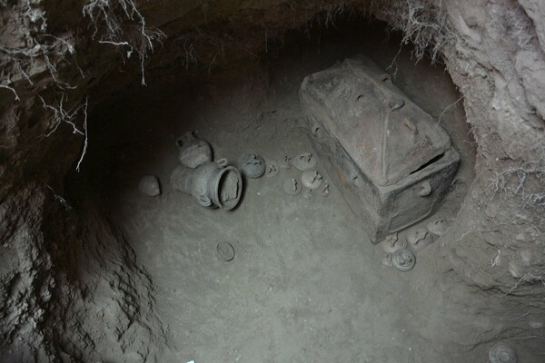 Κρήτη: Στο φως περίτεχνος αρχαίος τάφος με σκελετό και τάματα