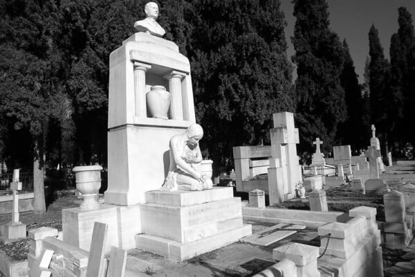 Η οικογενειακή τραγωδία πίσω από μια μαρμάρινη ταφική τραπεζαρία στον Βόλο